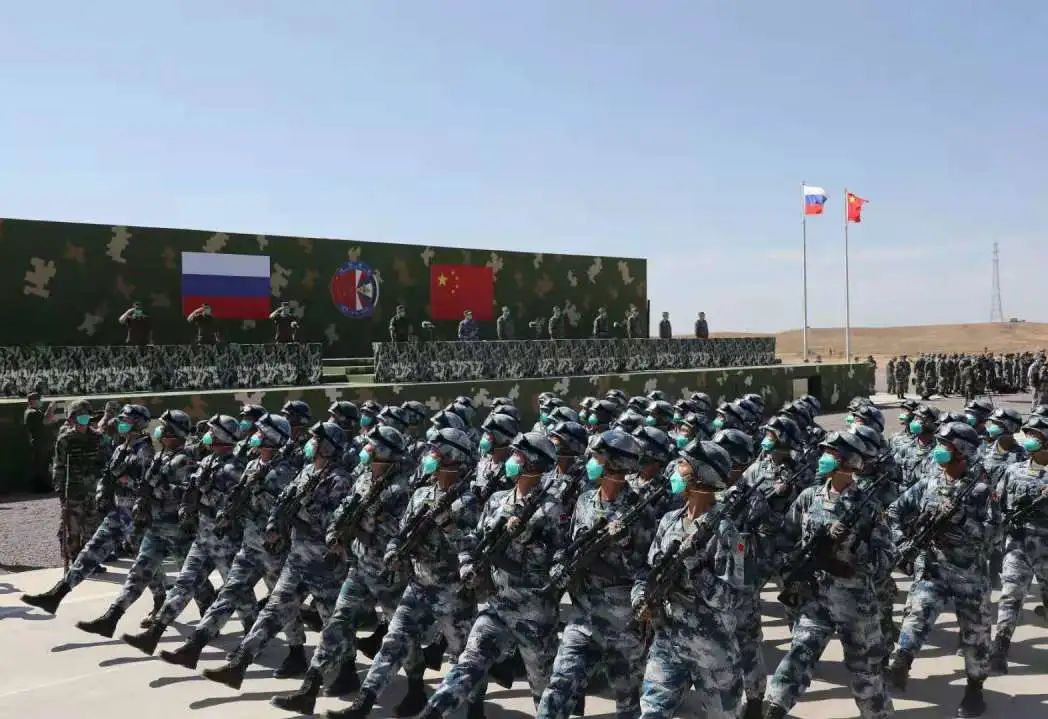 西部联合2021演习开始中俄两军参演官兵接受检阅