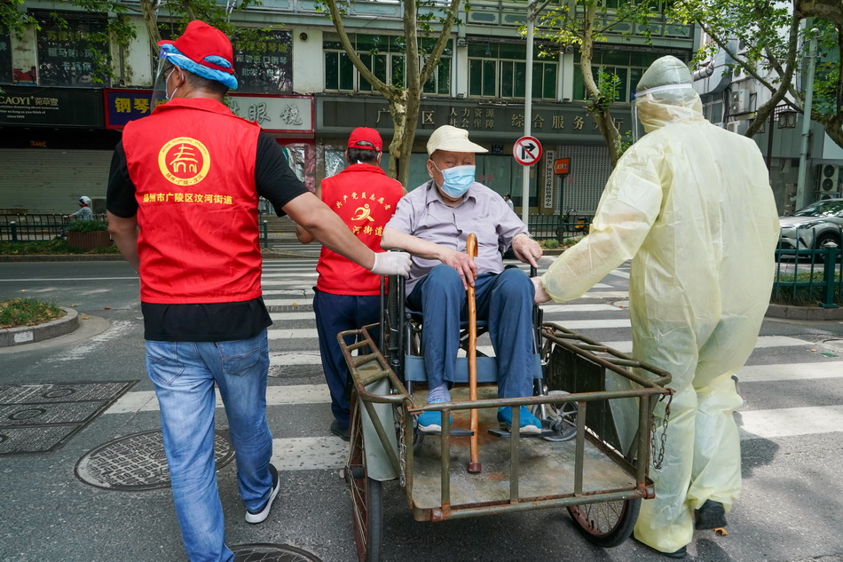2021年8月11日,在扬州市广陵区汶河街道四望亭社区,助老轮椅小分队用"