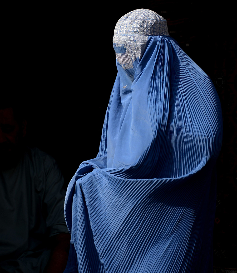 一名身穿罩袍的阿富汗妇女