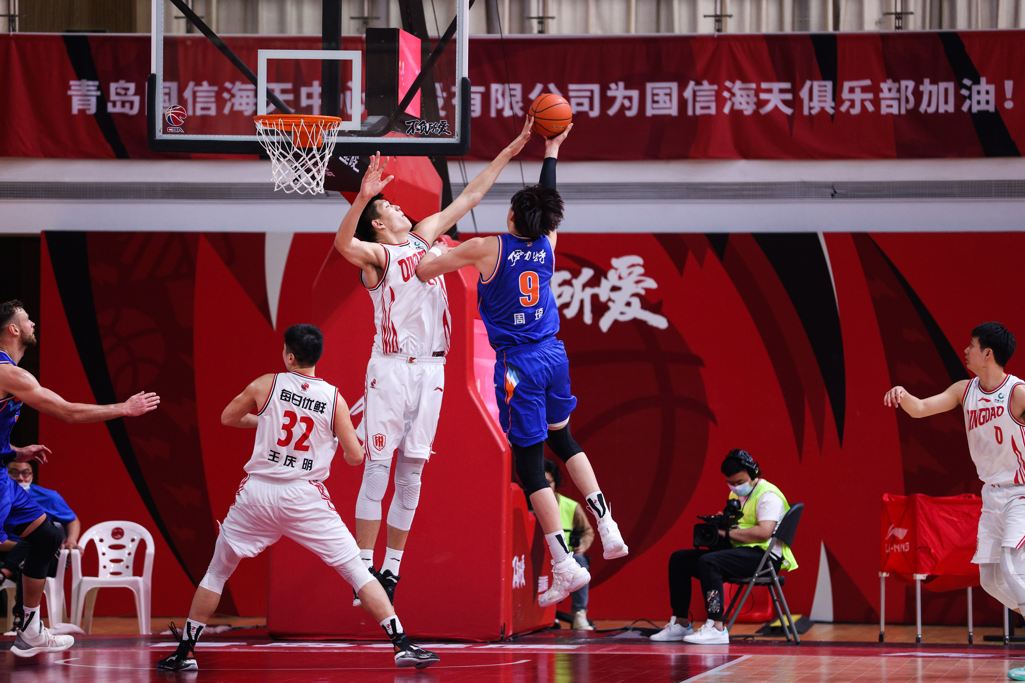 刘传兴在cba联赛中封盖周琦,两人下赛季或上演nbl"中国德比.