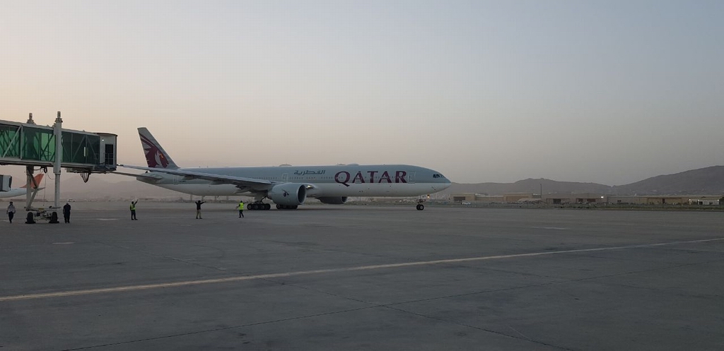 搭载着大约200名乘客从阿富汗喀布尔国际机场起飞,前往卡塔尔首都多哈