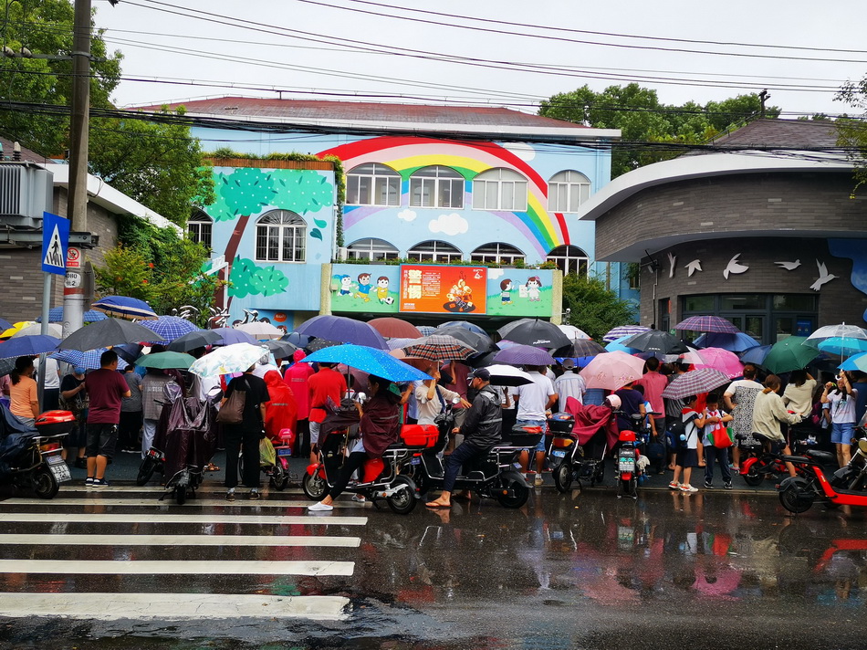 2021年9月13日12时许,上海莘北路一小学门口站满了接学生放学的家长.