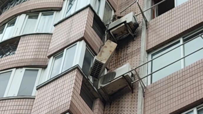 台风前发现空调外机脱落消防员切割拆除
