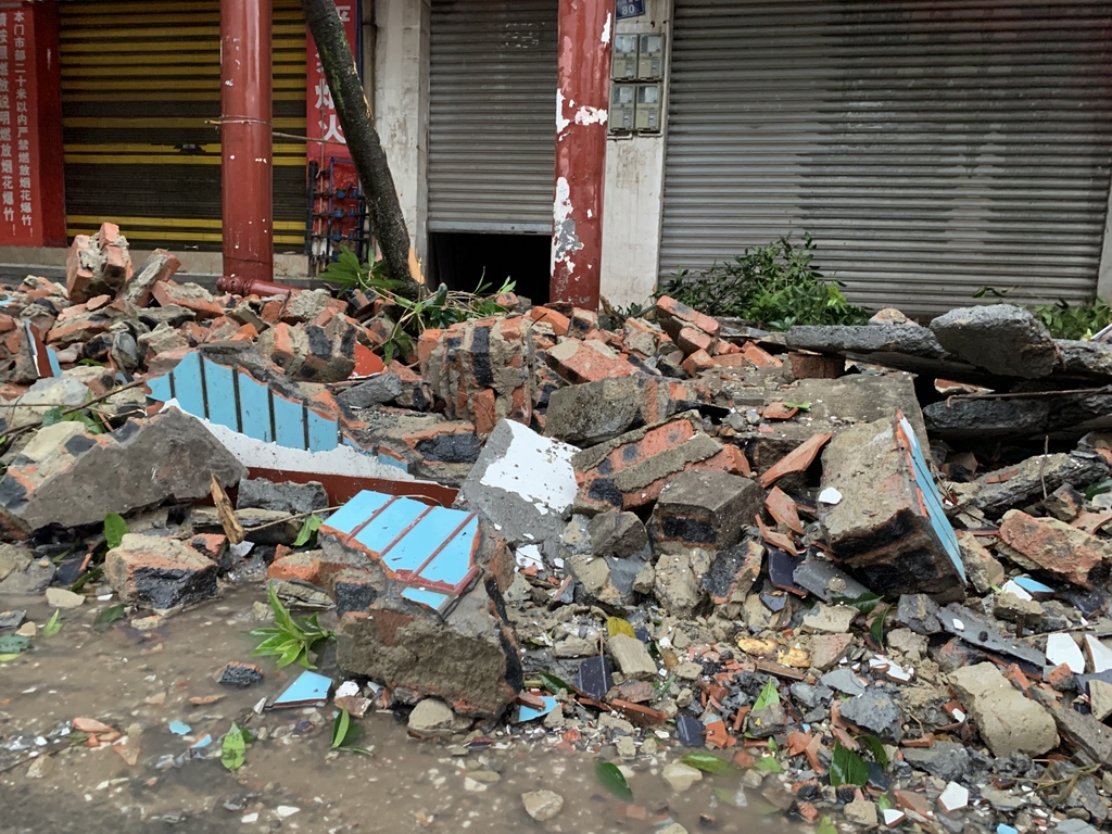 2021年9月16日,四川泸州,地震后的街头.  澎湃影像 图