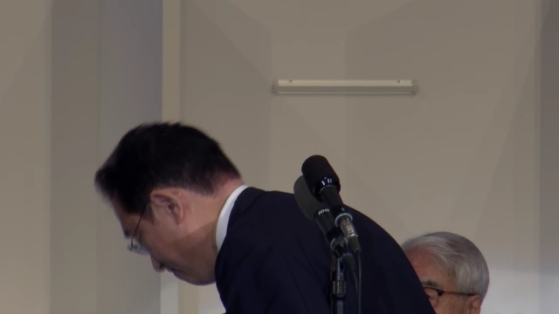 岸田文雄发表胜选感言向菅义伟鞠躬致谢