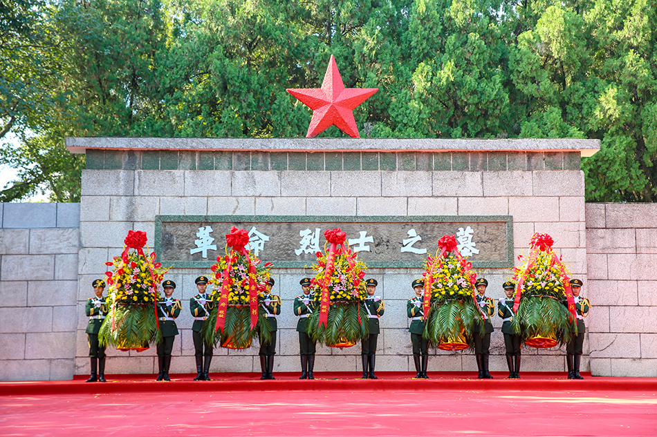 2021年9月30日,湖北襄阳,礼兵向襄阳市烈士陵园无名烈士墓敬献花篮.