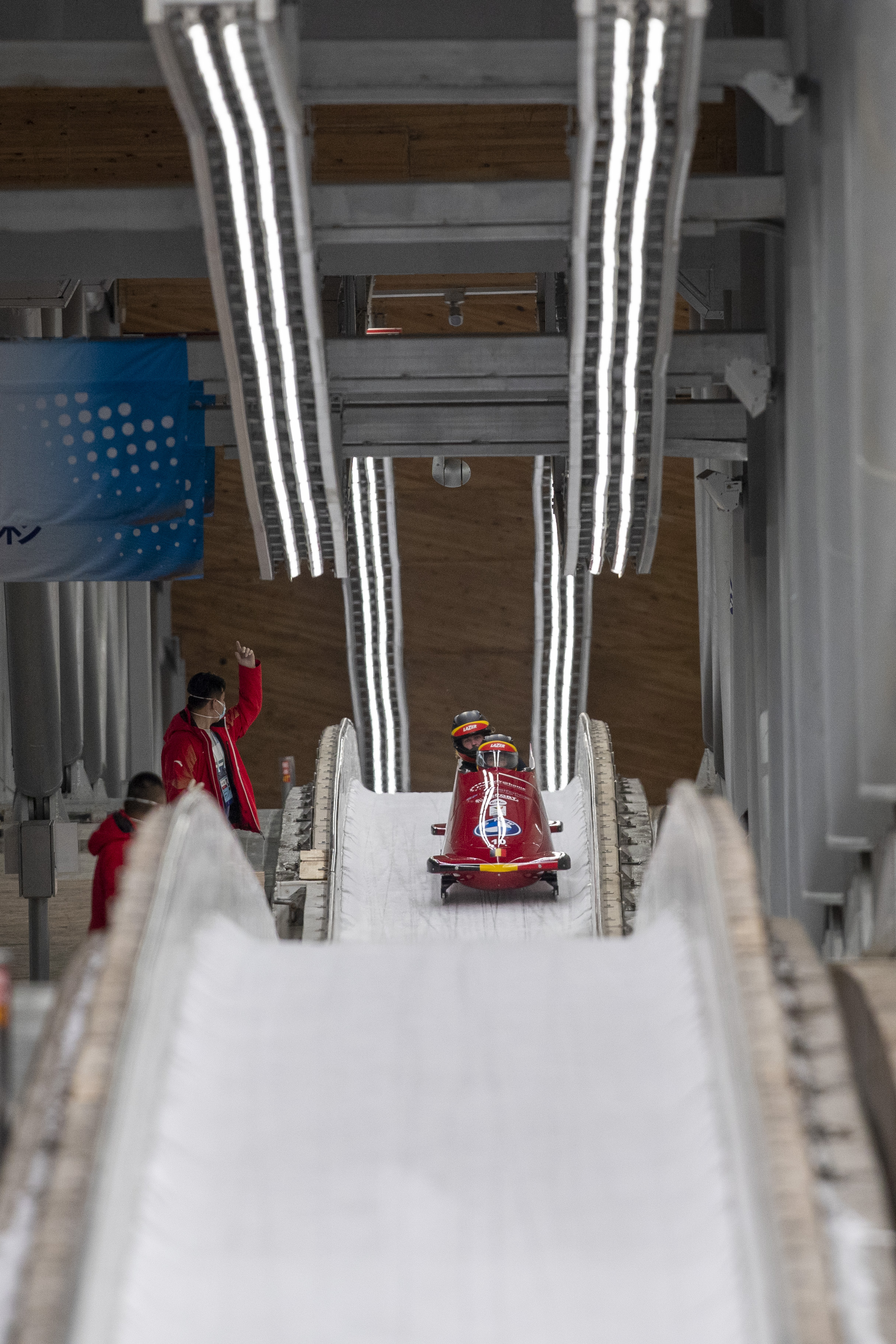 24国运动员体验国家雪车雪橇赛道,北京冬奥开启场馆测