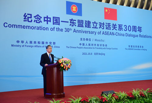 王毅说,30年来,中国和东盟弘扬亚洲特质的相处之道,共续睦邻友好;坚持