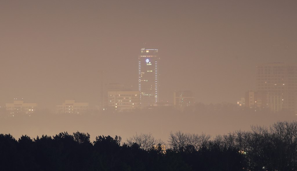 俄罗斯:叶卡捷琳堡出现雾霾天气,城市能见度较低