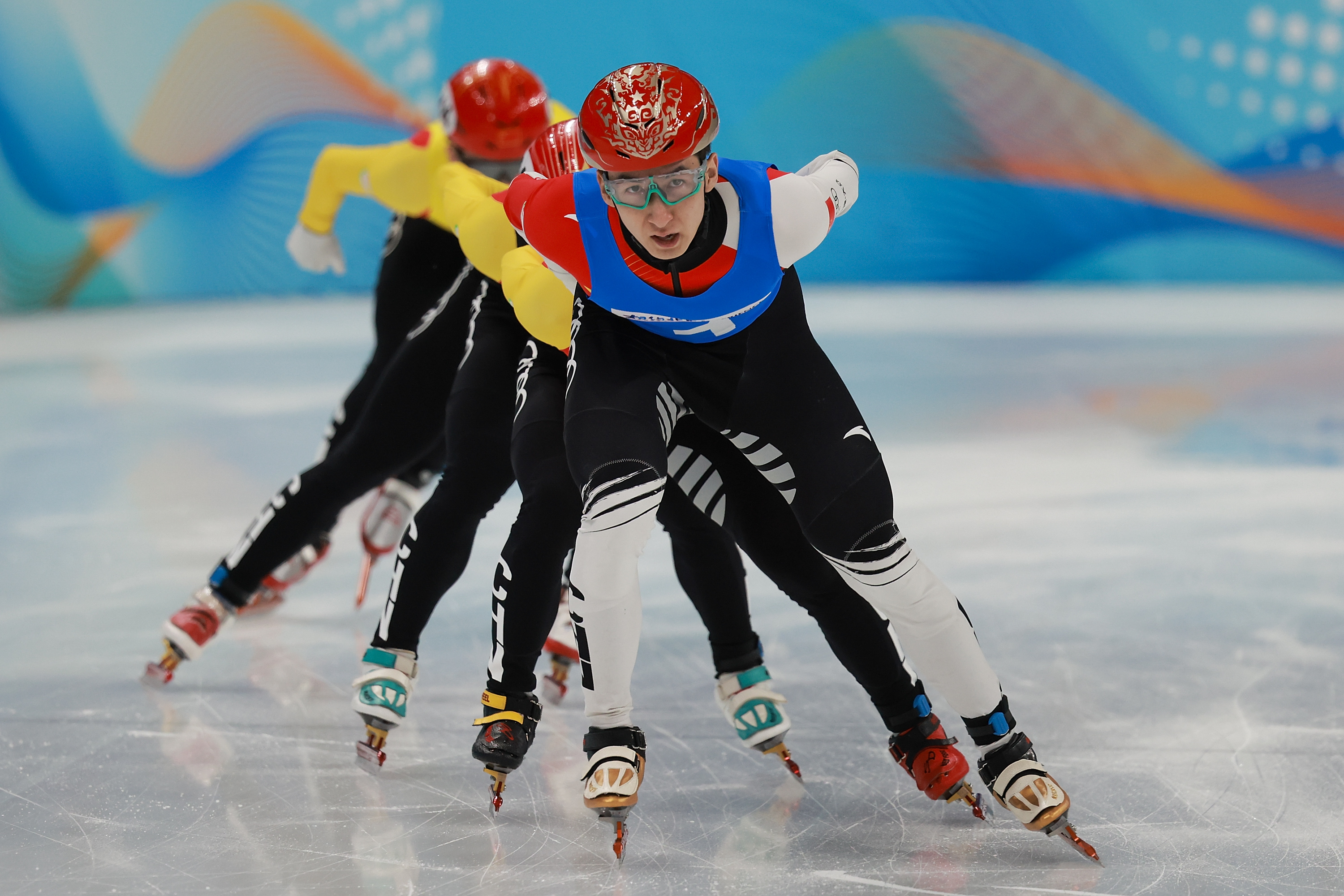 严格闭环管控360名各国运动员抵京参加短道速滑世界杯