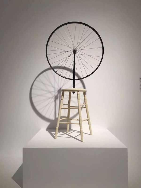 杜尚《现成的自行车轮》
