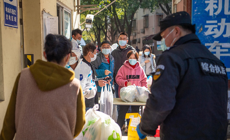 2021年11月25日下午,上海市浦东新区,因疫情管控,香樟苑进行封闭管理