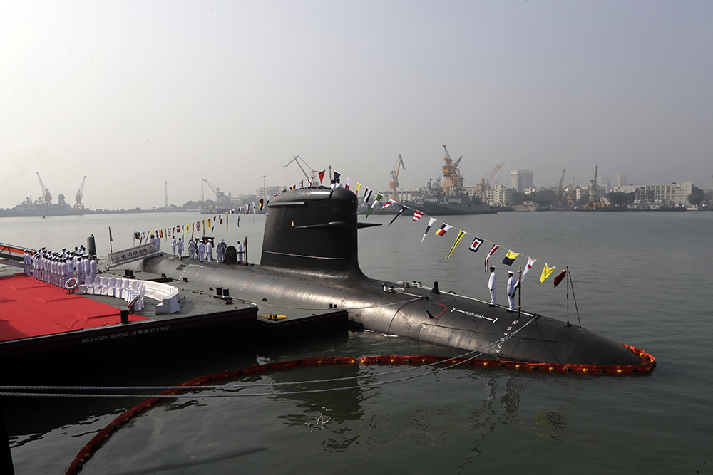 当地时间2021年11月25日,印度孟买,海军官员出席潜艇"维拉"号服役仪式
