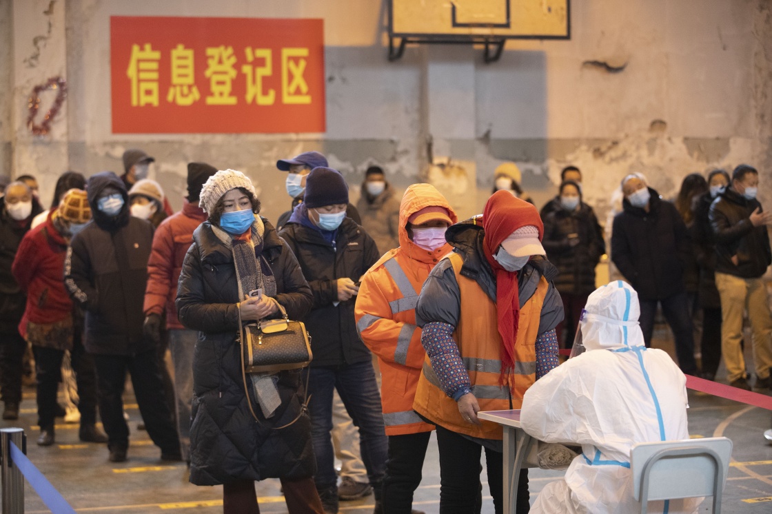 12月2日,在哈尔滨市香坊区安乐街道理工大学核酸检测点,医务人员进行