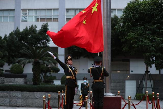 驻澳门部队举行升国旗仪式庆祝澳门回归祖国22周年