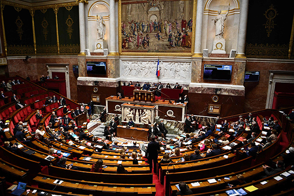 确诊数新高法国反对党阻击疫苗通行证法案议会被迫暂停审议