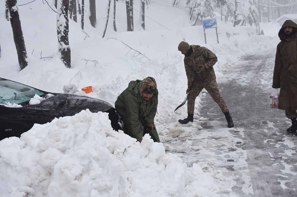 当地时间2022年1月8日,士兵在巴基斯坦北部度假胜地穆里山区的雪灾