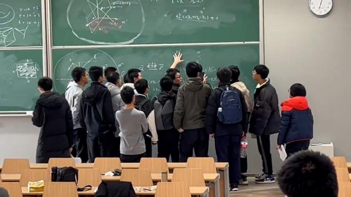 学生课后围着老师讨论网友这才是大学该有的氛围