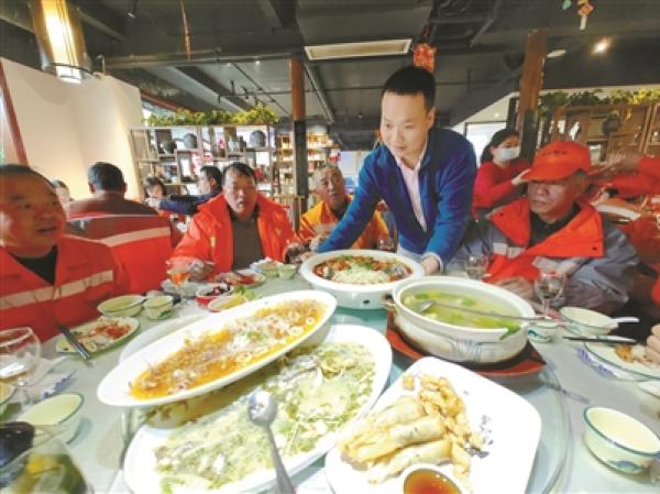 宁波餐馆老板第七次请环卫工人吃年夜饭餐标两千元上龙虾