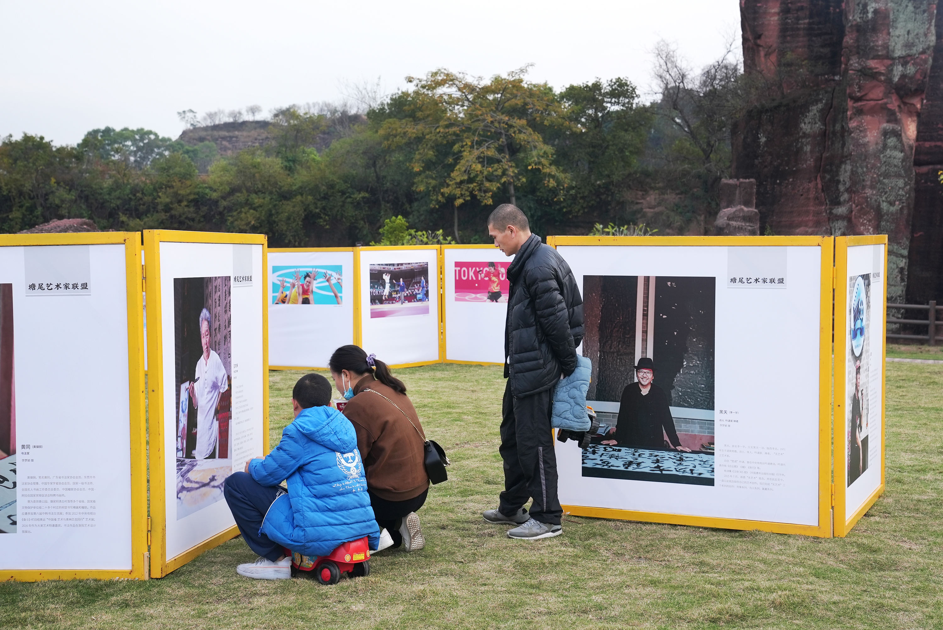 市民在观看草坪展览.陈俊凯 摄