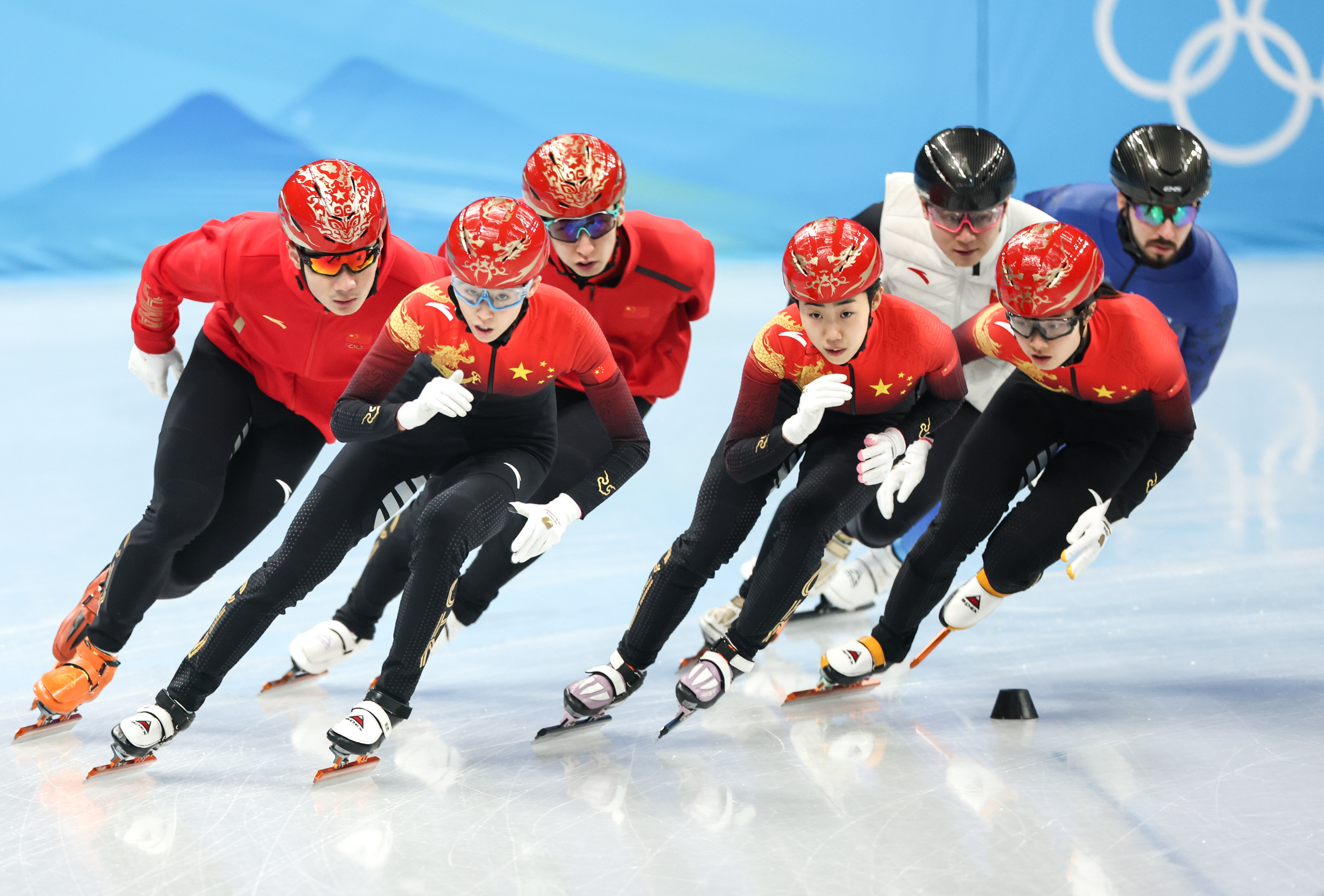 中国队短道速滑再冲金与武大靖范可新家人共同见证