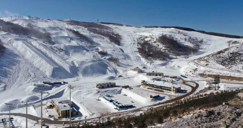 摄影:潘子豪云顶滑雪公园赛道2月7日,北京冬奥会单板滑雪男子坡面障碍