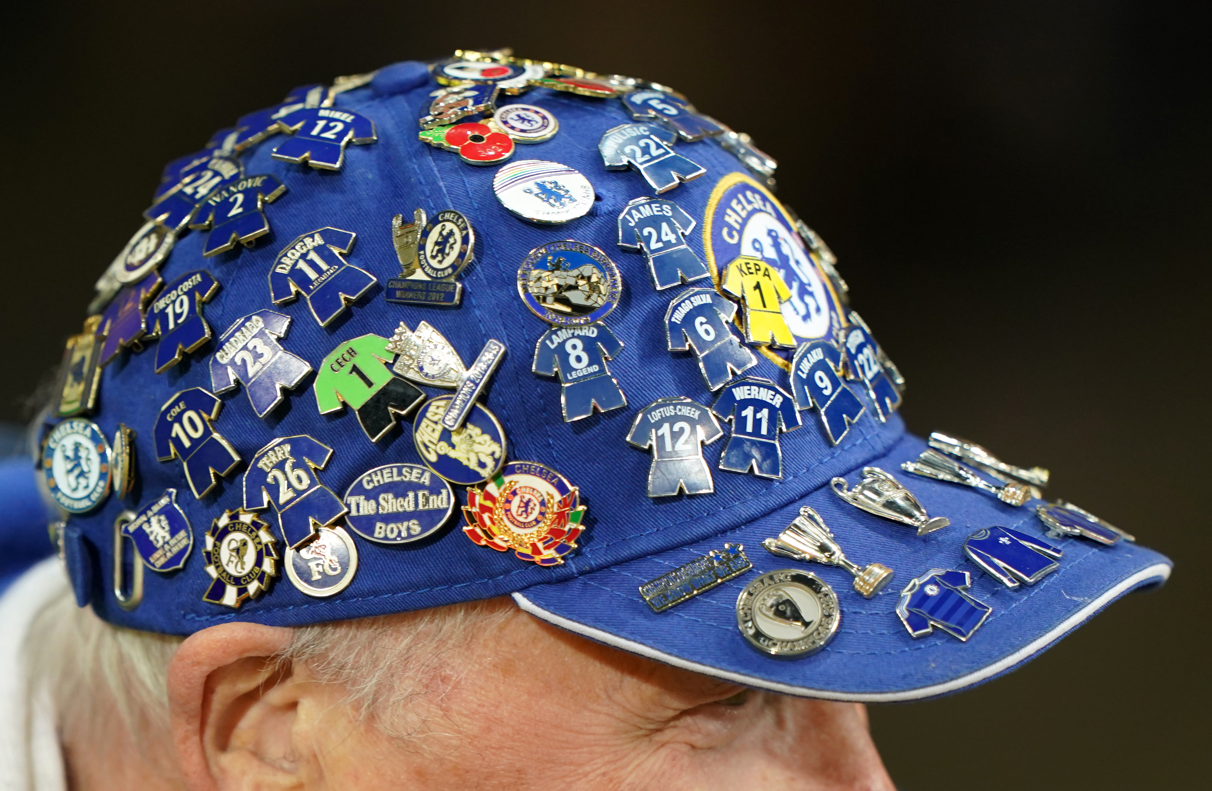 切尔西球迷的帽子上满是徽章.