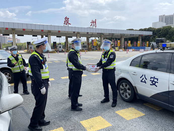 泉州交警供图12时左右,爱心车辆抵达沈海高速泉港收费站出口,协会将