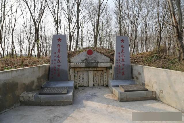 湖北省浠水县,整改后的两座烈士墓碑.