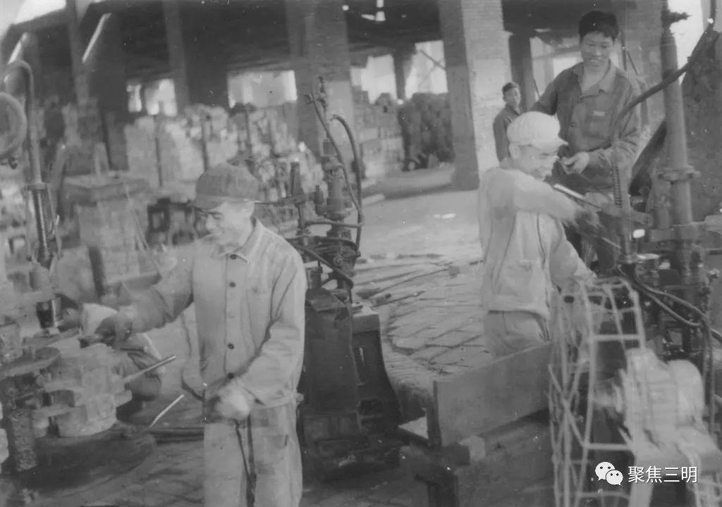 上海玻璃厂迁厂初期,工人们手工生产玻璃瓶.