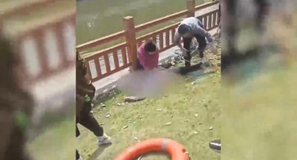 "杨姗姗告诉澎湃新闻,她做了三轮人工按压,一次人工呼吸,落水女子吐出