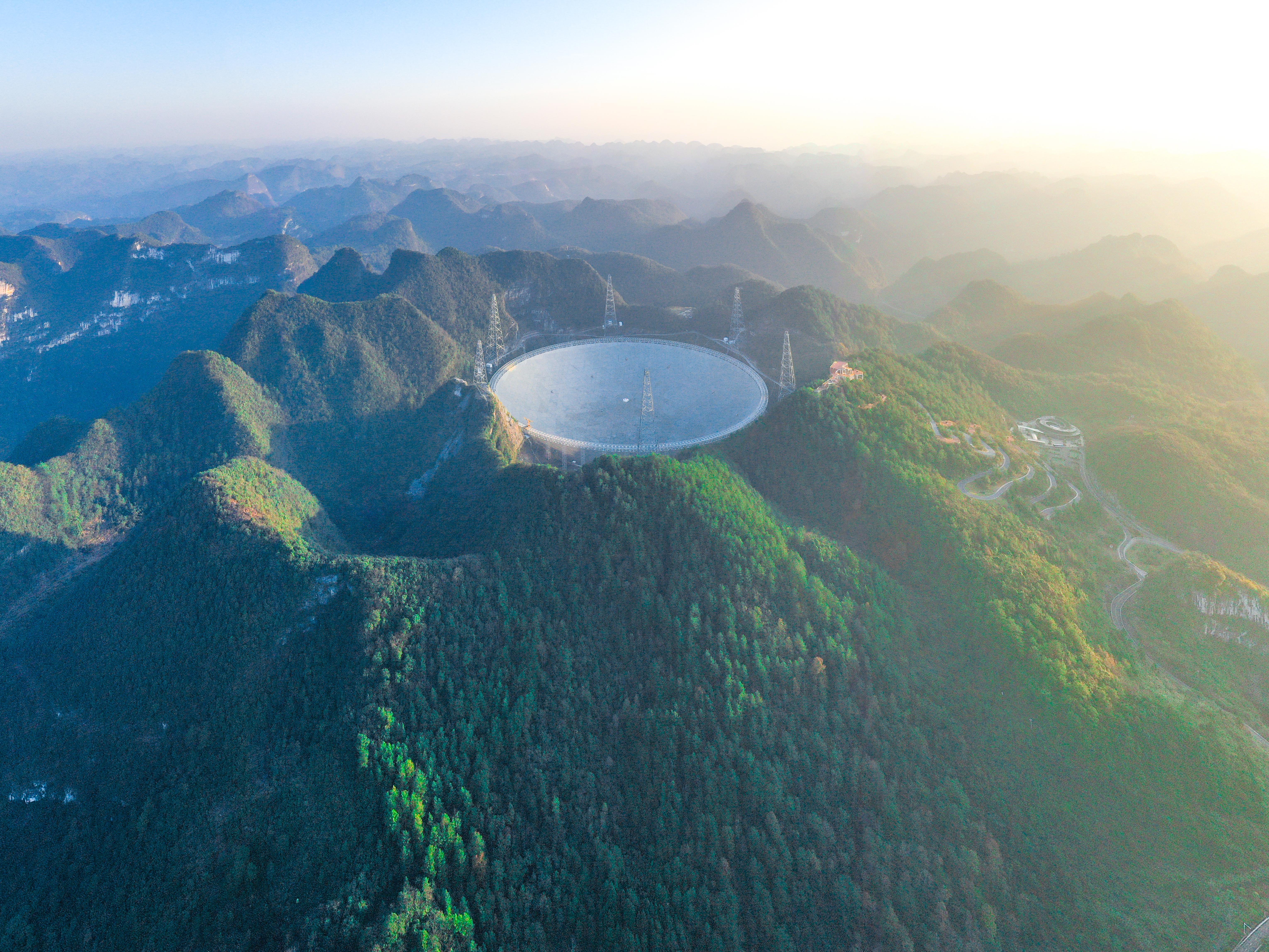 "中国天眼"500米口径球面射电望远镜(fast),图片来自新华社