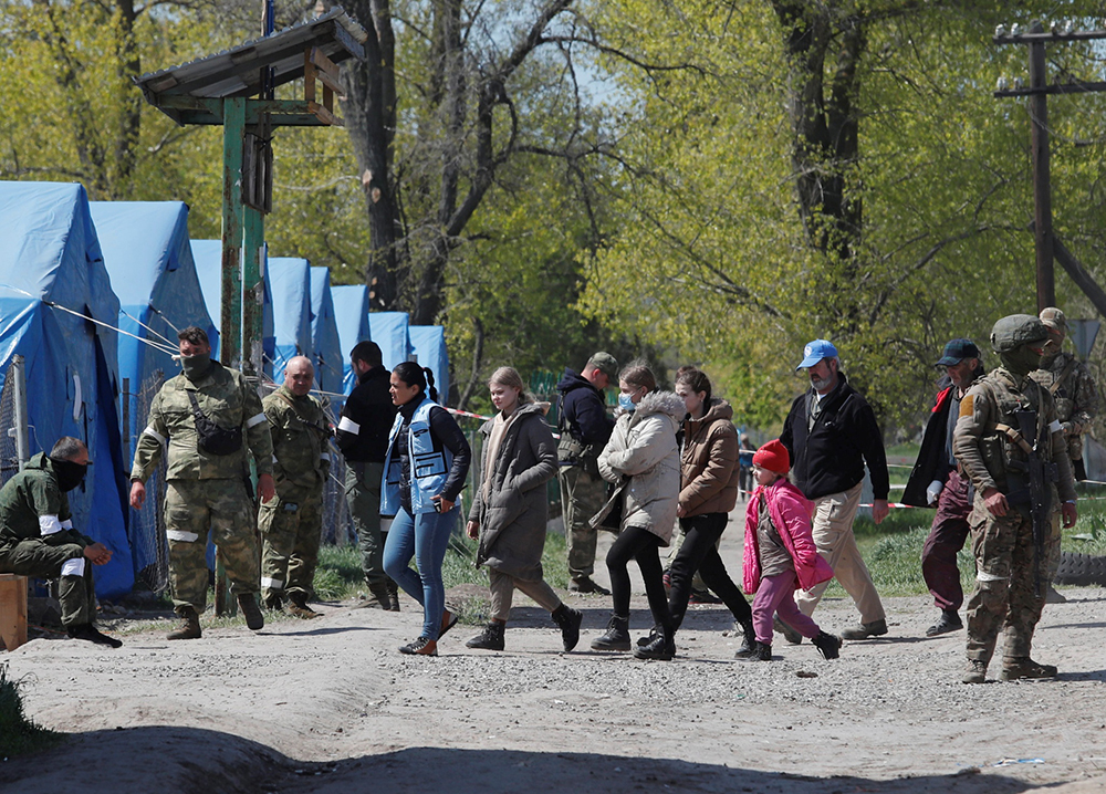 当地时间2022年5月1日,乌克兰顿涅茨克地区,巴士搭载的平民们撤离亚速