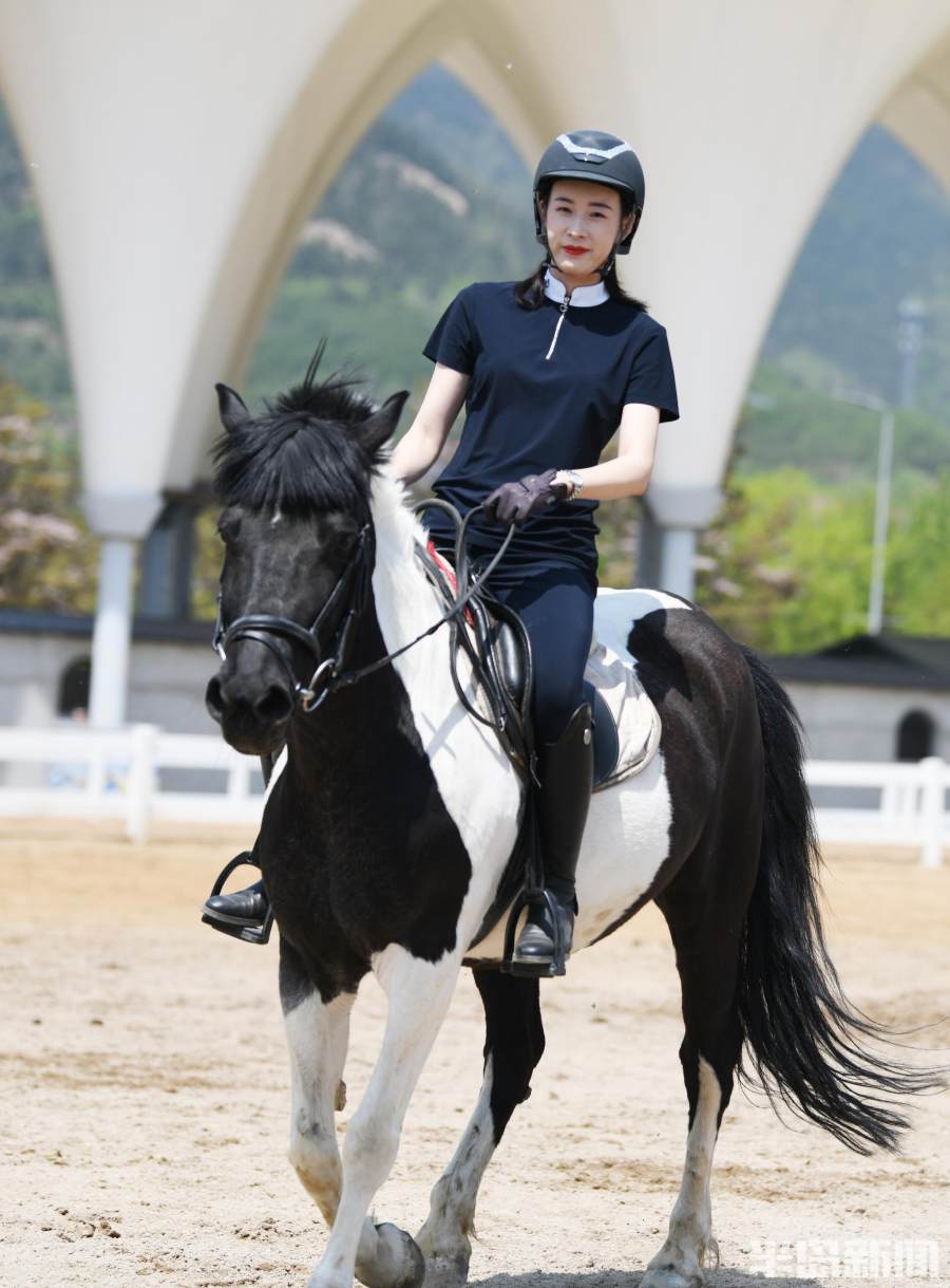 一名女士正在骑马.