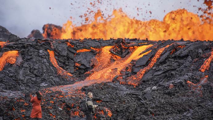 早安·世界"紧急级别!冰岛火山喷发,熔岩流动