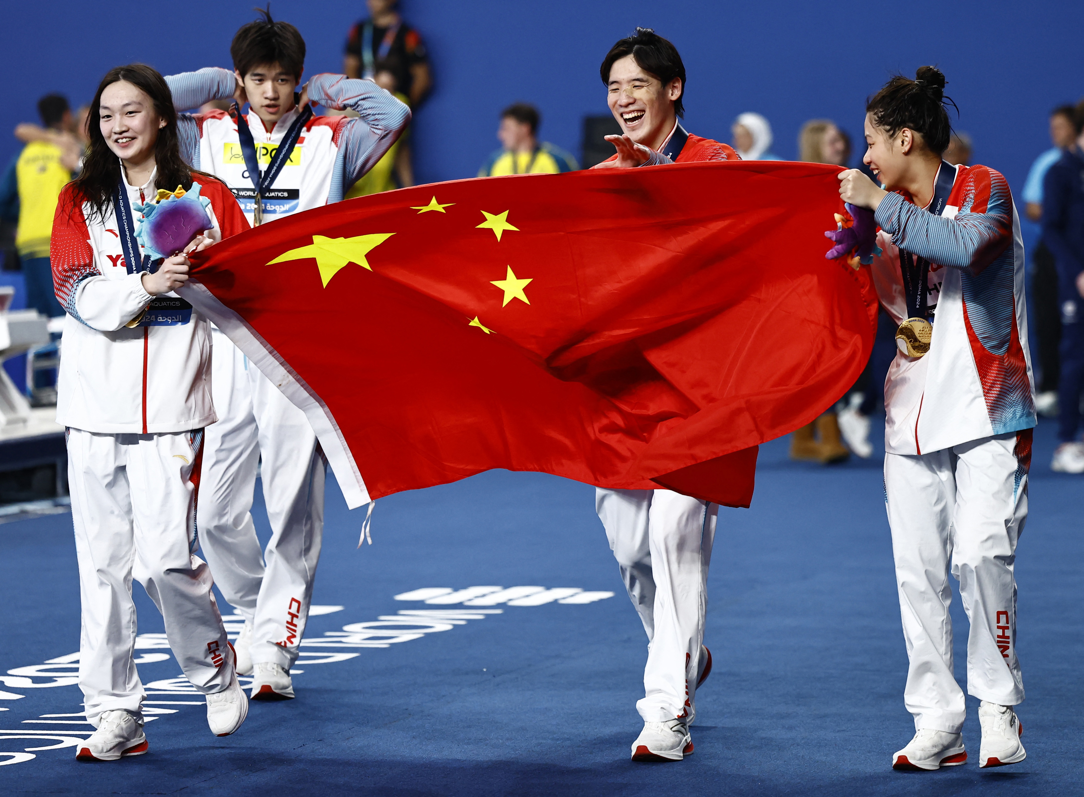 中国队首获世锦赛男女4×100自接力冠军，潘展乐成四金王