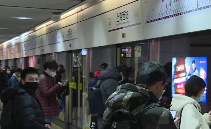 今日截至9时上海地铁客流同比降一半还多,但比上周同期多了