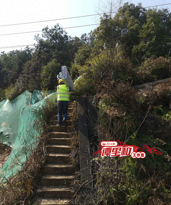 由于车不能到达基站,重重的设备都是队员们用肩扛。