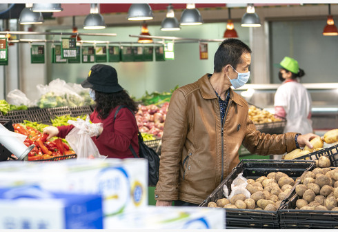 3月24日,市民在武汉汉口一家家乐福超市内选购农产品. 新华社 图