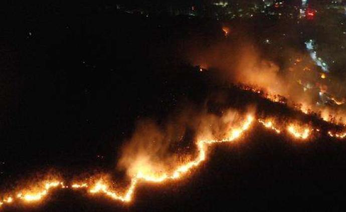 西昌森林大火前20多天无雨,泸山正面已无明火仍有复燃风险