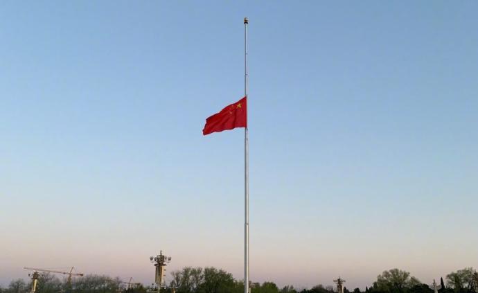 今晨天安门广场下半旗,志哀!_中国政库_澎湃新闻-the paper