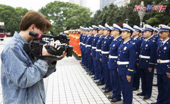 《冲呀 蓝朋友》:24小时待命跟拍消防员