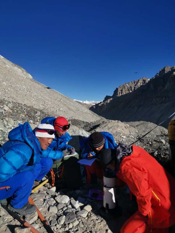 测量登山队向海拔8300米进发