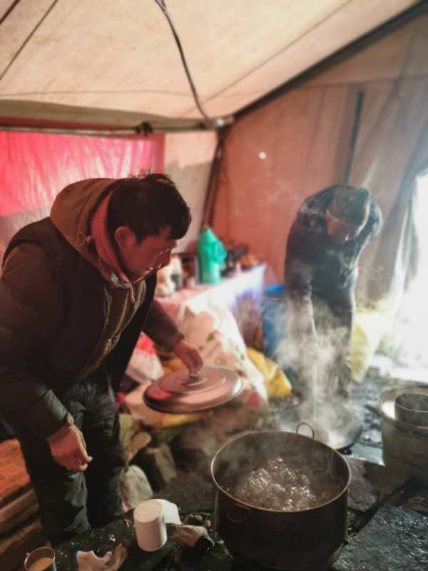 测量登山队向海拔8300米进发