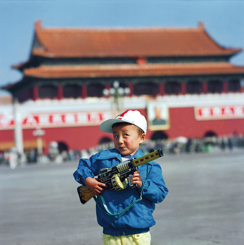 北京,天安门前凹造型的小朋友.青艸堂 photosryoji akiyama 供图