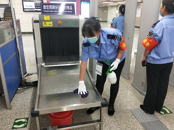 北京地铁车站安检设备楼扶梯把手等每小时消毒一次