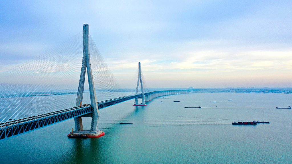 沪苏通大桥的设计建造技术实现了五个"世界首创",在我国乃至世界铁路