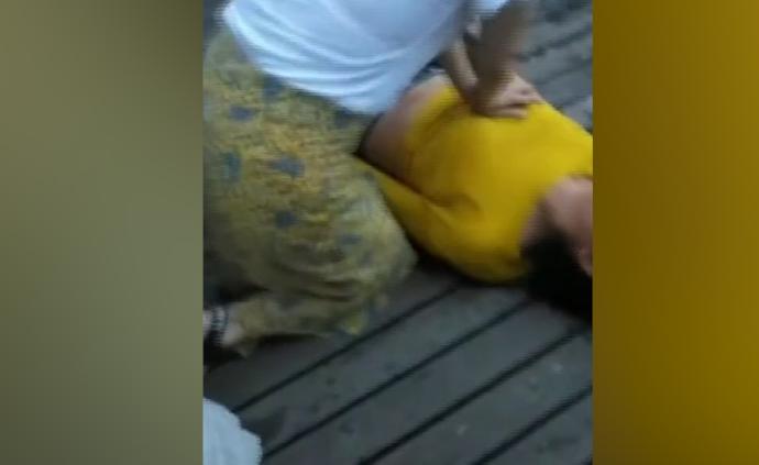 落水女子被救上岸昏迷,路过女医生跪地抢救