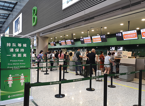 旅客正在上海虹桥机场排队等候行李托运 澎湃新闻见习记者 陈少颖 图