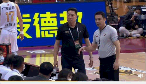 当李京龙跑出一个空位,跳起投篮时,记录台突然想起了蜂鸣声,李京龙